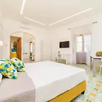 招待所 Sara Luxury 4*